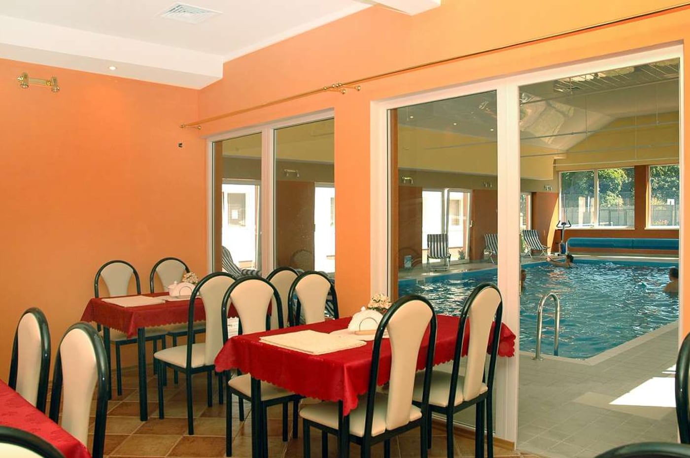Sala jadalna przy basenie w Polonii Rewal