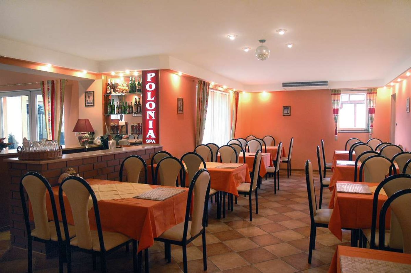 Sala jadalna w Polonii Rewal