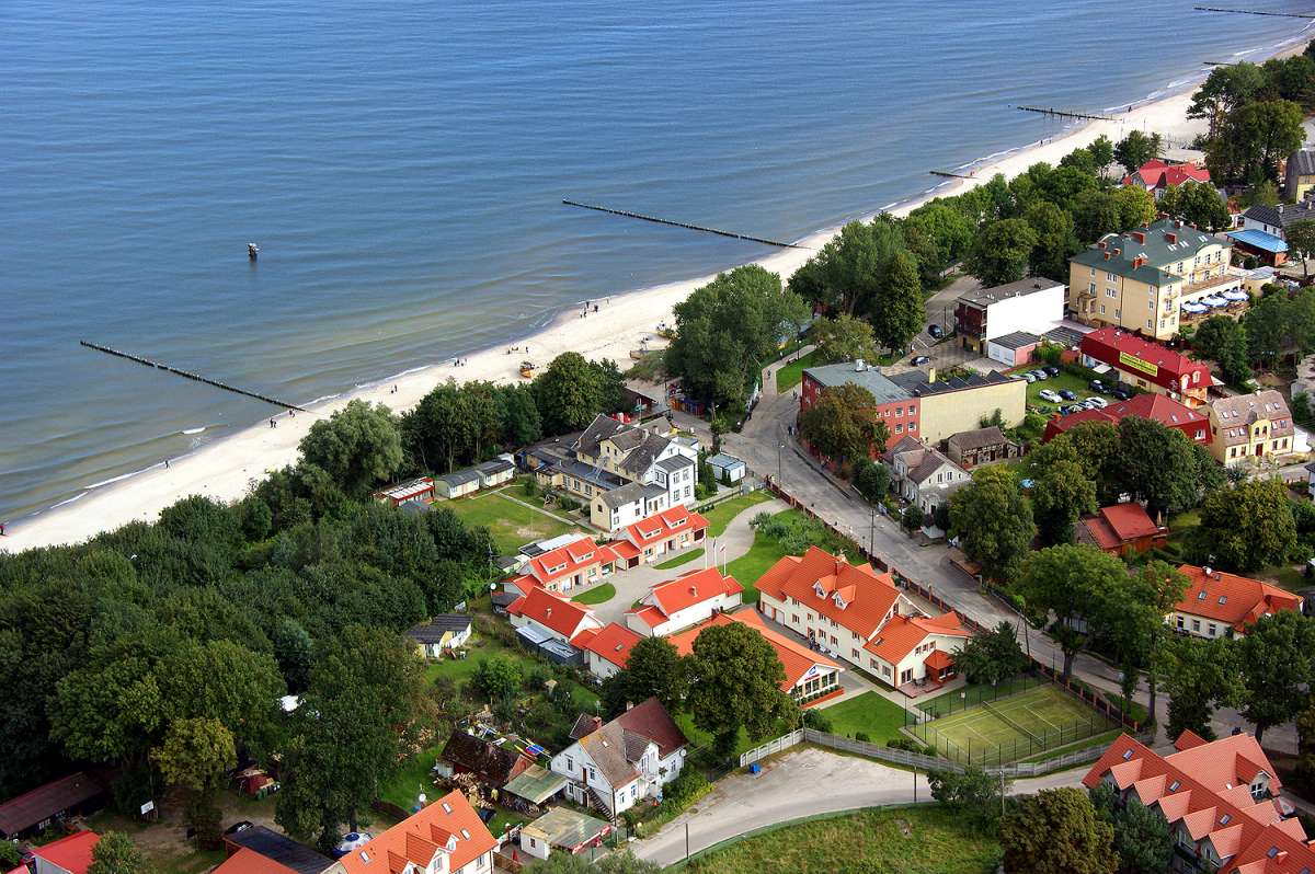 Widok z lotu ptaka na Polonię Rewal i pobliską plażę